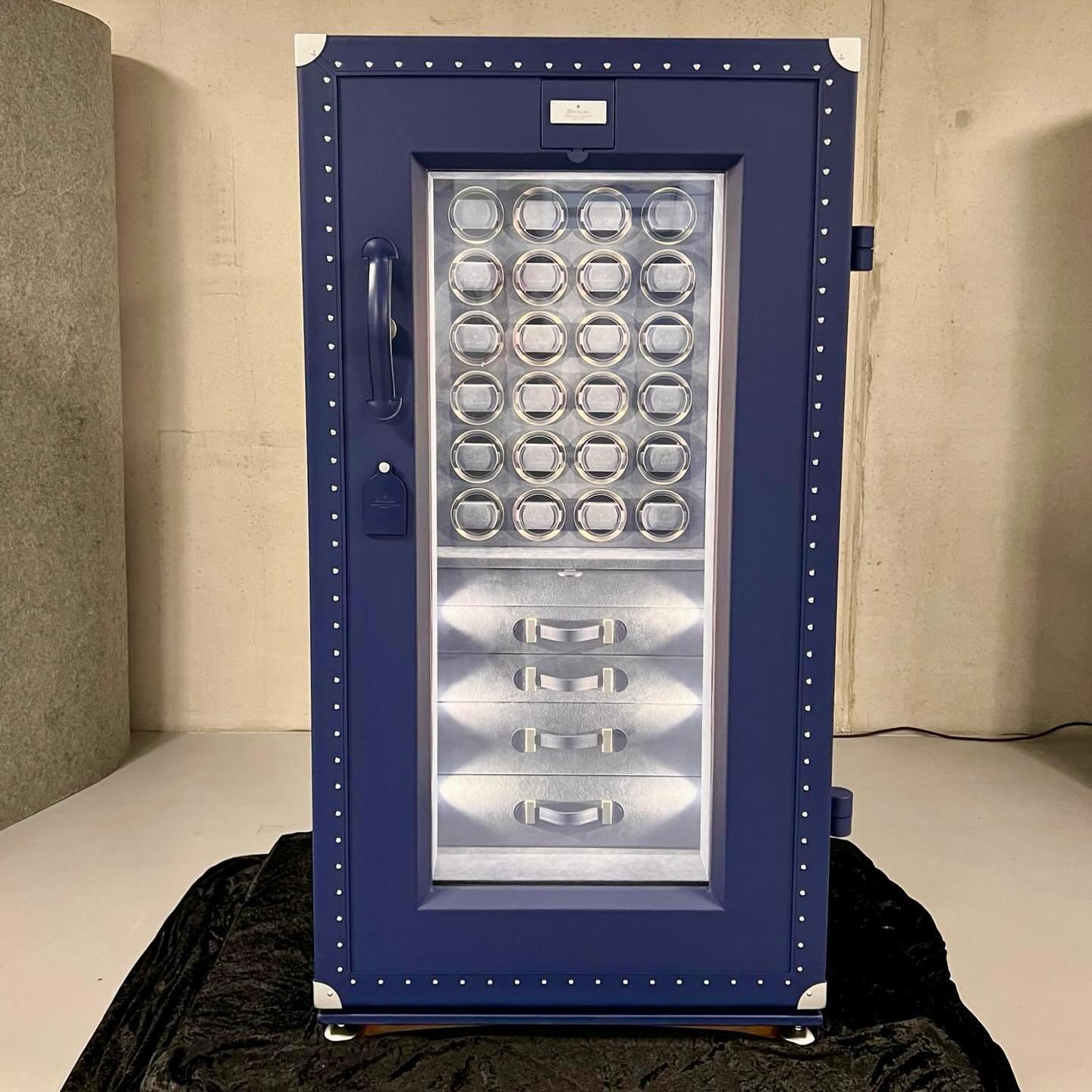 Another „The Gallery“ safe in Deepsea Blue about to leave the manufactory. A statement. A monument. The most beautiful...
